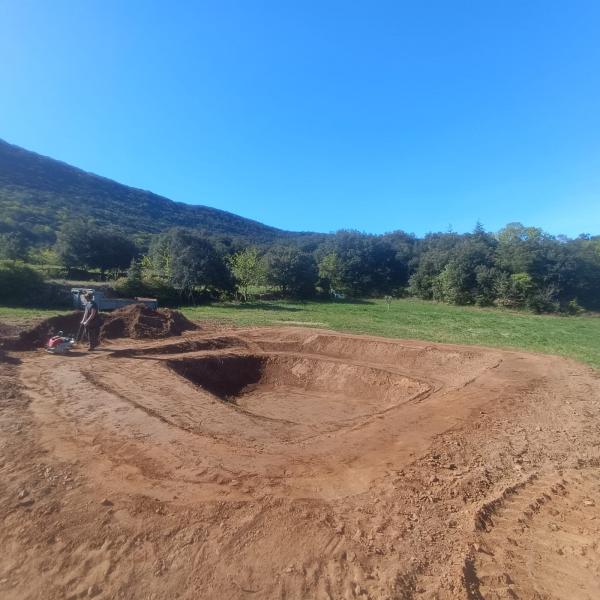 Mise en forme du terrain pour le bassin